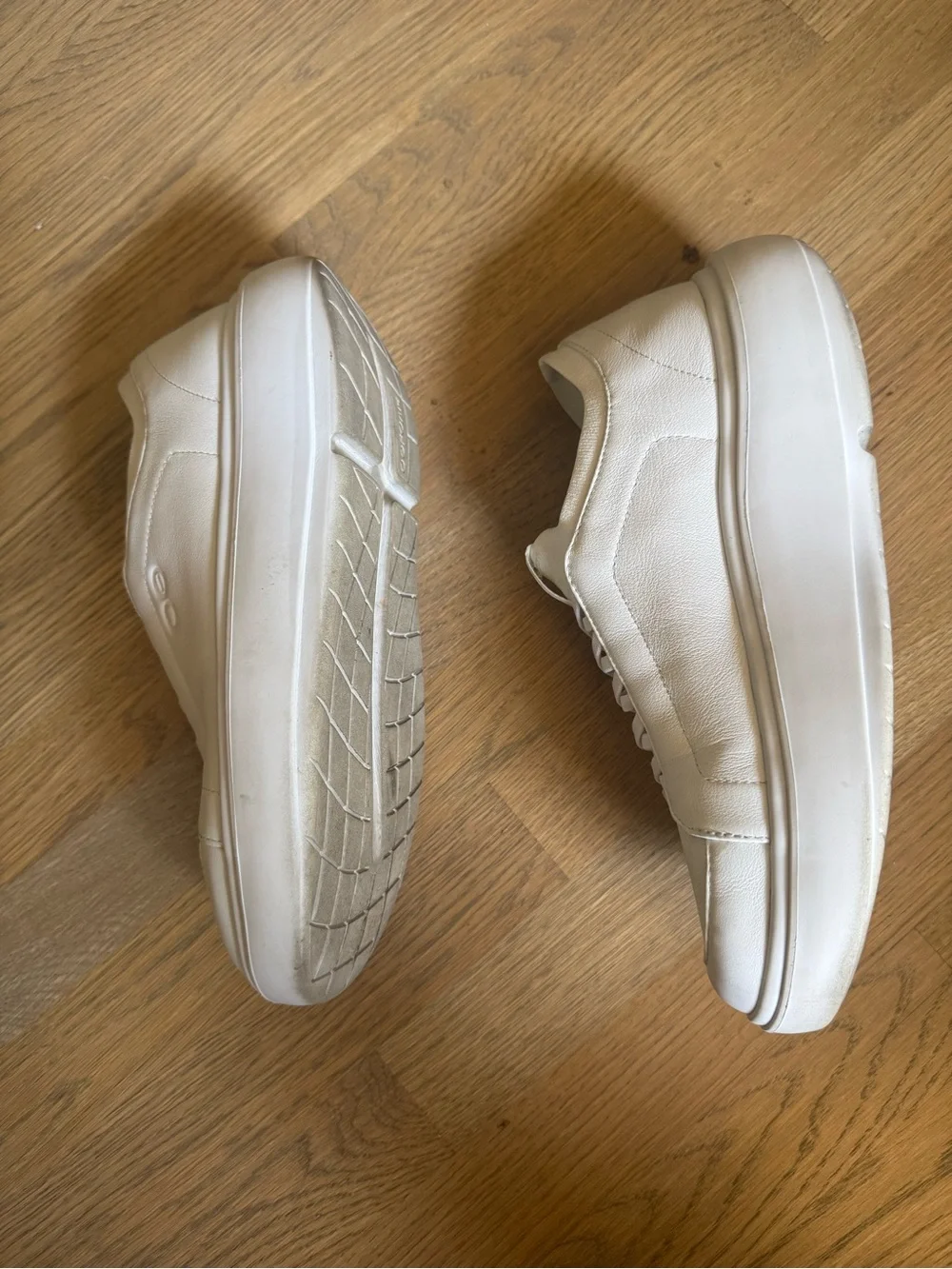 OOFOS Club Plus Like New White Men's slip on Leather Sneakers